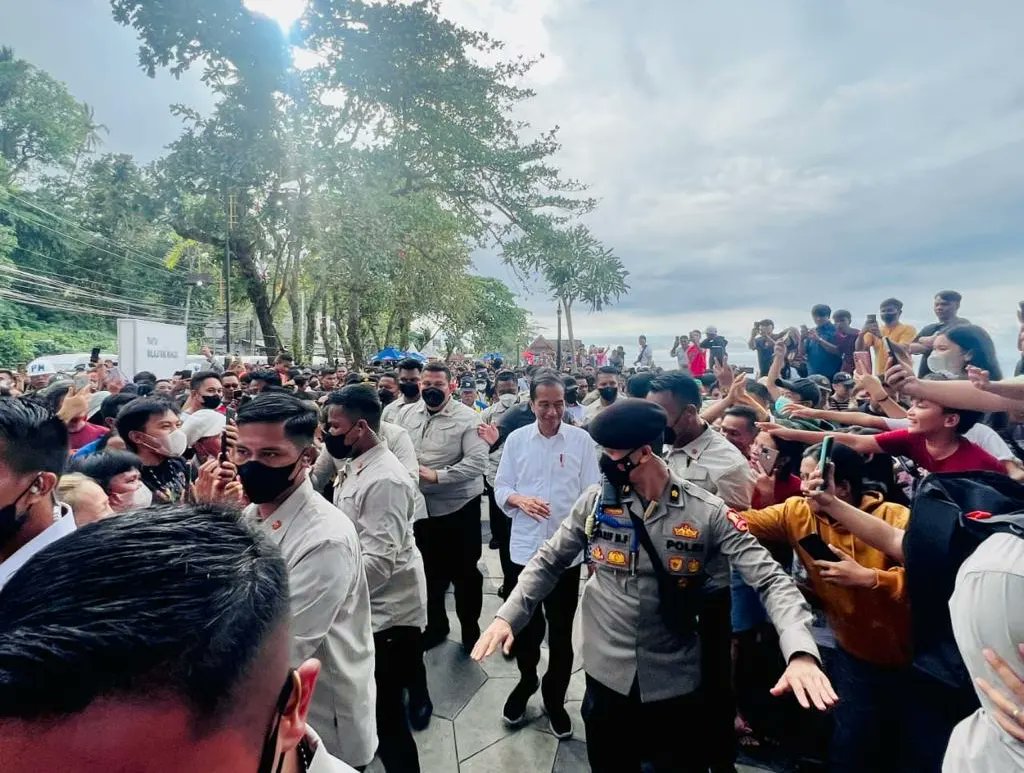 Menikmati suasana pantai Kota Manado, dengan berjalan kaki lebih 1 km siang tadi, seusai meresmikan penataan kawasan Pantai Malalayang dan Ecotourism Village Bunaken. 

Saya meminta kepada masyarakat untuk ikut serta menjaga dan merawat kawasan pariwisata tersebut.