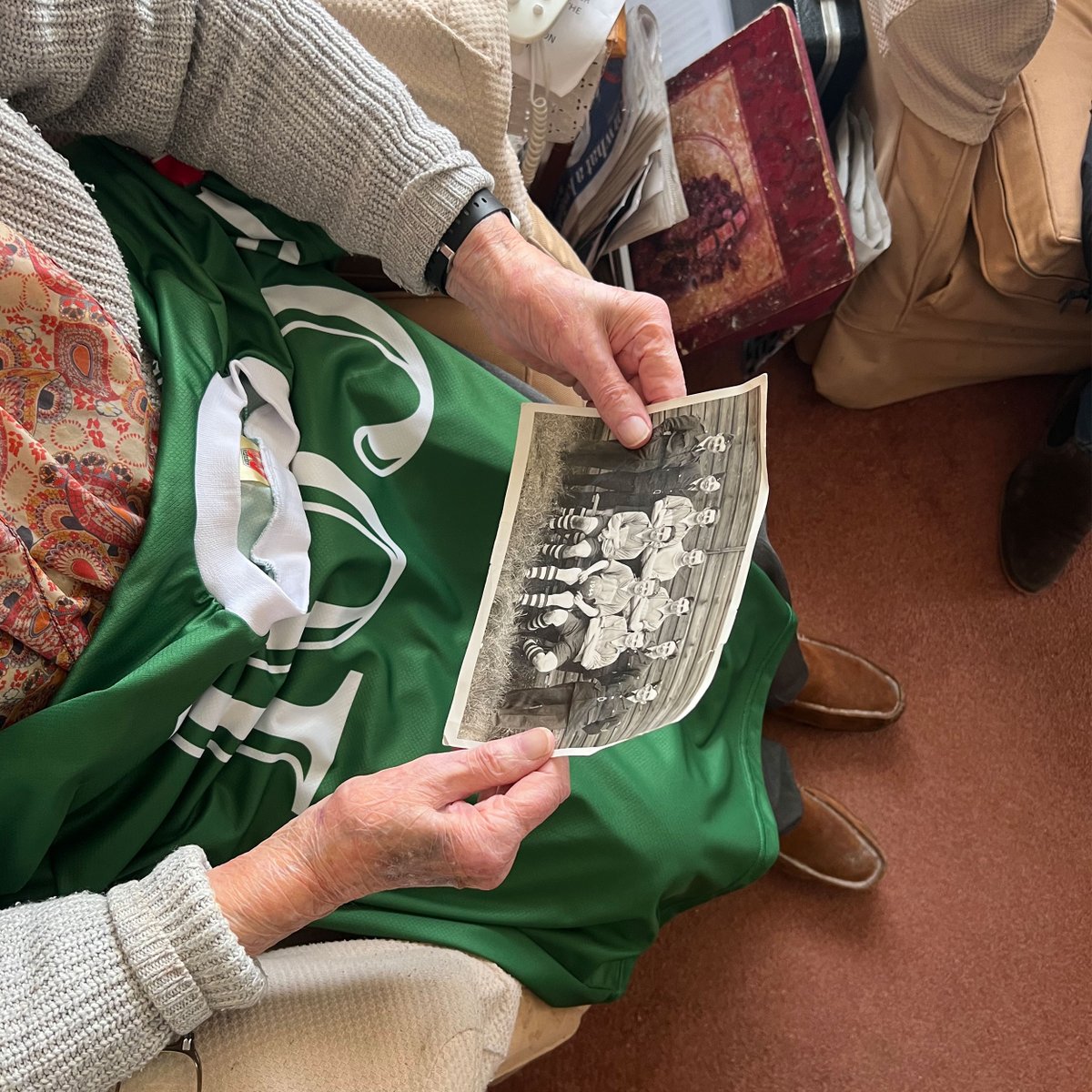 OfficialWands's tweet image. HAPPY 103rd BIRTHDAY GEORGE TAYLOR! 🥳 We paid a visit to George today &amp;amp; give him his well earned goalkeeper jersey with his age on the back! He showed us some photos of him from the early 1940's and discussed how well Cray are doing in the league!
1/2
@SkySportsPL @markmcadamtv