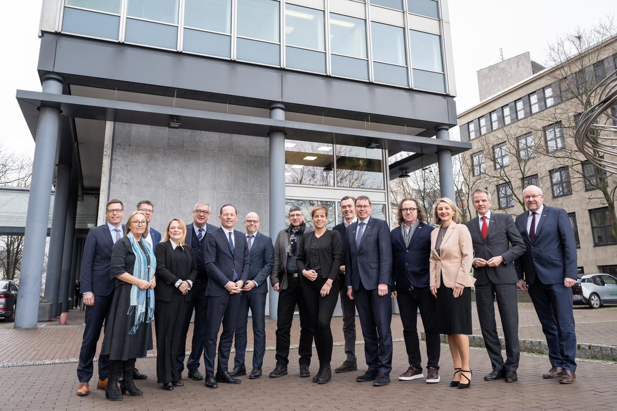 Es geht darum, konkrete Handlungspunkte zu identifizieren, wie der Industriestandort nachhaltig und resilient aufgestellt werden kann. Wir freuen uns auf den Dialogprozess! #transformationNRW