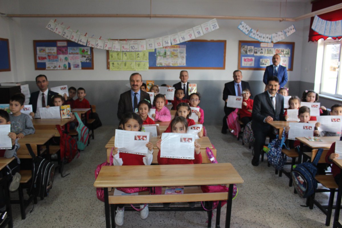 sasui_1924's tweet photo. 2022-2023 eğitim öğretim yılının birinci dönemi bugün sona erdi. Kaymakamımız Sayın Mehmet GÖZE ve İlçe Milli Eğitim Müdürü Sayın İsmail BAŞ okulumuzda öğrencilerimize karnelerini ve kitap vererek karne heyecanını birlikte yaşadılar. https://t.co/RHSgiF7P9J