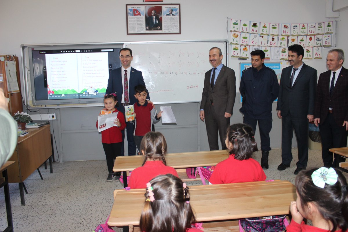 sasui_1924's tweet photo. 2022-2023 eğitim öğretim yılının birinci dönemi bugün sona erdi. Kaymakamımız Sayın Mehmet GÖZE ve İlçe Milli Eğitim Müdürü Sayın İsmail BAŞ okulumuzda öğrencilerimize karnelerini ve kitap vererek karne heyecanını birlikte yaşadılar. https://t.co/RHSgiF7P9J
