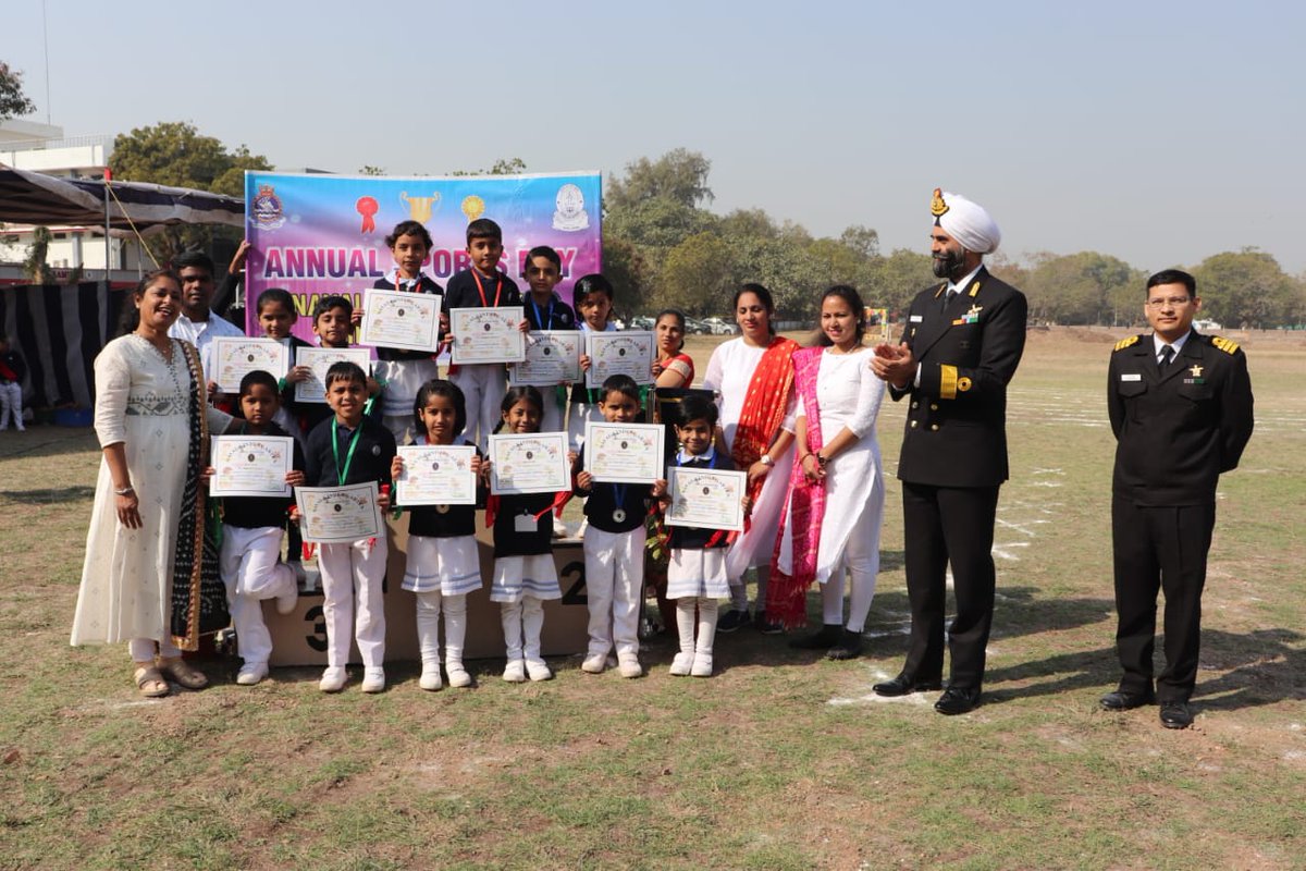 #KheloIndia
Annual Sports Day conducted at Naval Kindergarten, Jamnagar @IN_Valsura. With theme 'Meet the Champions', event witnessed energetic performances by 120 children in musical & dumbbell drills, and short races incl 50 m relay race.
#AnchoringLives #NWWA
@IN_HQSNC