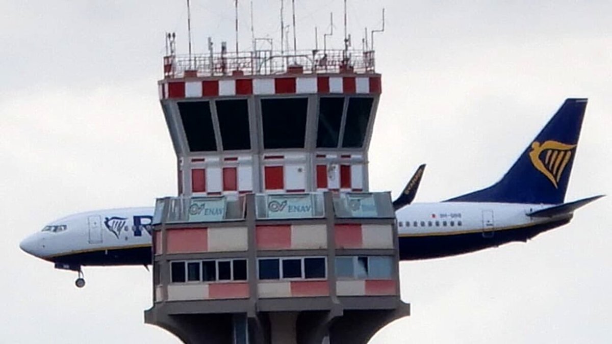 Maltempo, due aerei dirottati a Catania per il forte vento dlvr.it/Sh9y8r