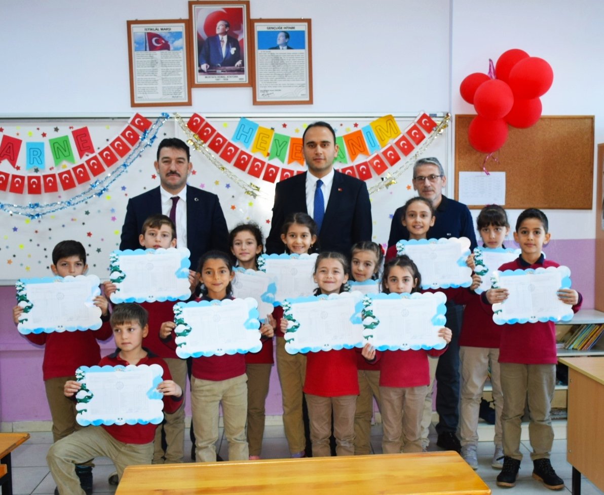 Carsibasimem's tweet photo. İlçemiz Kaymakamı Sn. İsmail Koçdoğan ve İlçe Milli Eğitim Müdürümüz Sn. Serkan Akkan'in katilimlari ile ilçemiz Fener Șht. Muhammet TÜRK İlkokulunda karne töreni düzenlendi.
@TRcarsibasi @Trabzon_MEM @hbfettahoglu @akkanserkan61 https://t.co/ao2CXY3wwy