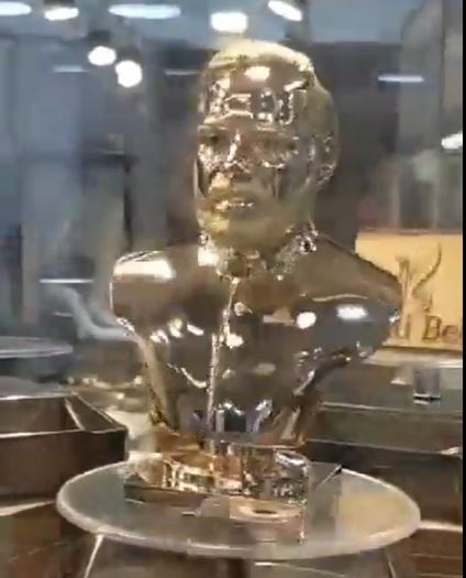 TeluguPrabha's tweet image. Fans: అభిమానం అంటే ఇదే.. బంగారు మోడీ, యోగి గుడి

Click Here : teluguprabha.net/political-news…

#Bombaygoldexhibition #Modifans #Modigoldenstatue #YogiAdityanath #LatestUpdates #LatestNews #teluguprabha