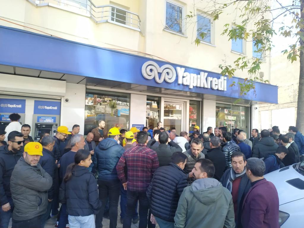 Kahta İlçe Temsilciliğimiz PROMOSYONLARIN yenilenmesi talebiyle Diğer sendikalarla birlikte Banka Önünde basın açıklaması yaptılar