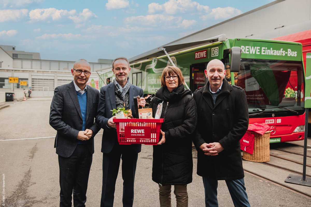 Hessens Landwirtschaftsministerin @PriskaHinz, @UmweltHessen, warf bei der Grünen Woche auch schon einen Blick in den Einkaufs-Bus: 'Finde es toll, dass es den Bus in dieser Kooperation gibt.'  #IGW2023