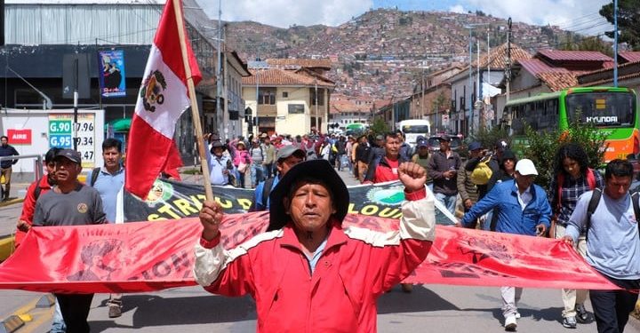 LuchaDeClasesMx's tweet photo. #ParoNacionalPerú  I En #Perú🇵🇪, el día de ayer, 19 de enero, avanzó el #ParoNacional Cívico y Popular en contra del gobierno golpista de #DinaDuarte, por una #NuevaConstituyente y por justicia por las 50 personas caídas por la represión del gobierno peruano. 

#LuchaDeClases https://t.co/FIjkFPZHO1