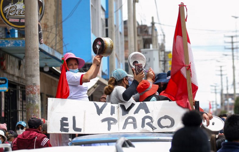 LuchaDeClasesMx's tweet photo. #ParoNacionalPerú  I En #Perú🇵🇪, el día de ayer, 19 de enero, avanzó el #ParoNacional Cívico y Popular en contra del gobierno golpista de #DinaDuarte, por una #NuevaConstituyente y por justicia por las 50 personas caídas por la represión del gobierno peruano. 

#LuchaDeClases https://t.co/FIjkFPZHO1
