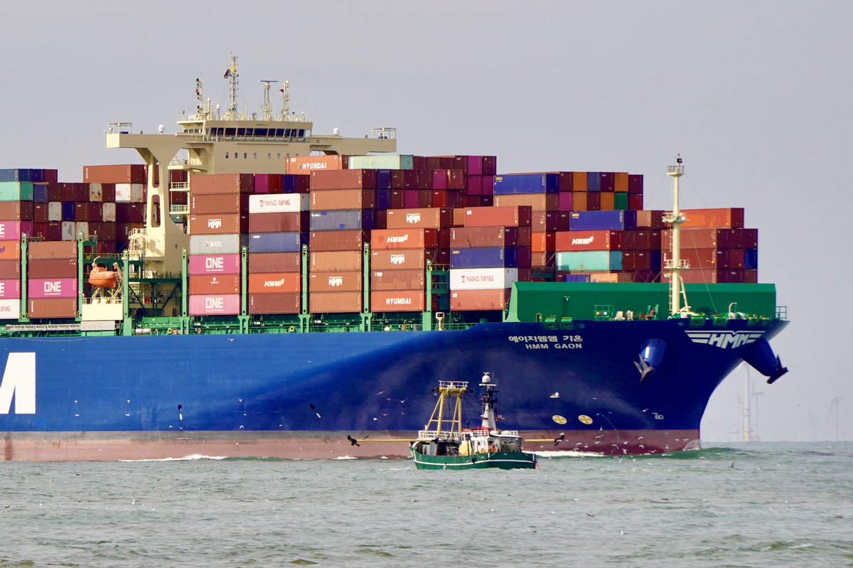 maartenbakkerch's tweet photo. Garnalenvissers worden onevenredig hard aangepakt vanwege onzinnige stikstofregels op zee. Eén groot containerschip stoot in een ochtend evenveel uit als de hele Nederlandse vissersvloot in een heel jaar. Je denkt, dit gaan ze toch niet doen? Wel dus. @ministerlnv @MinisterNenS https://t.co/Cg1fXjlMlA