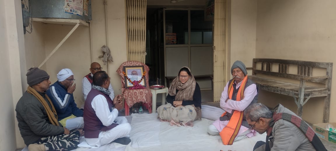 RayShandhya's tweet photo. गोरमी स्थित भारतीय जनता पार्टी एवं जनसंघ के समय के वरिष्ठ कार्यकर्ता स्व. डॉ रतन जैन जी के निवास पर पहुंचकर शोक संवेदना व्यक्त की। #Gormi https://t.co/MSmwMBcY7v