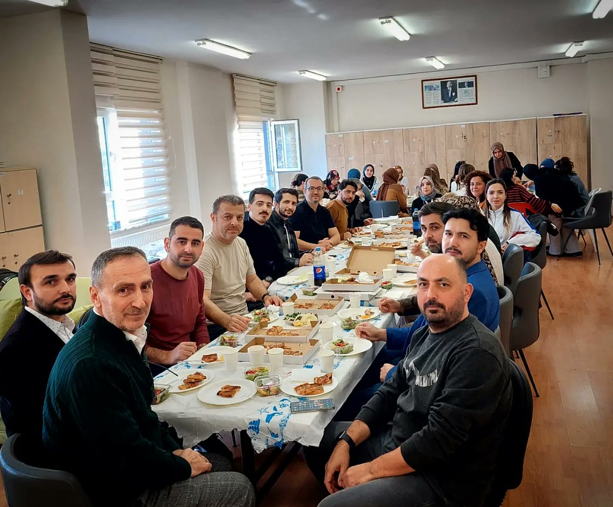 Ara tatil öncesi Ömer Çam İHO Ailesi öğretmenleri ve tüm personeliyle bir arada🤗🏵️