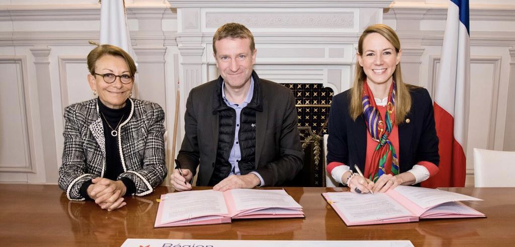 🤝 La Région <a href="/iledefrance/">Région Île-de-France</a> aux côtés des collectivités qui s’engagent pour la qualité de vie des habitants
✍️ signature du nouveau contrat d’aménagement de #Levallois par <a href="/JPDugoinClement/">J-P Dugoin-Clément</a> <a href="/AgnesPottierD/">Agnès Pottier-Dumas</a> &amp; <a href="/sdeschiens/">Sophie Deschiens ن 🎗️</a> pour une maison des familles et la place J. Zay réaménagée!