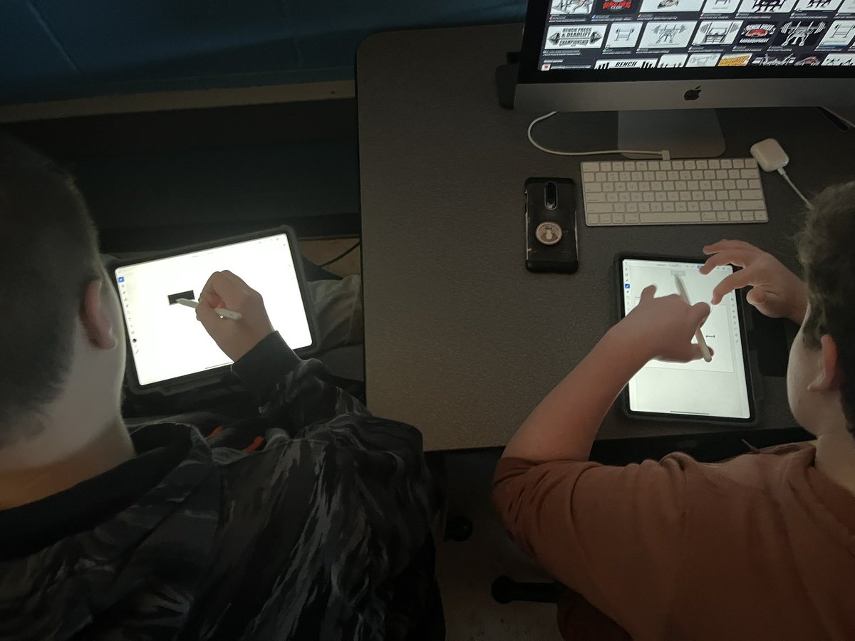 MHSNgraphics's tweet image. #GraphicDesigners deep in the design process in the #MacLab on real client work for an alumnus business #logo &amp;amp; for @LionCubsMHSN annual #tshirtdesign using #industrystandard tools #ipads #iMacs #adobephotoshop #DesignThinking #MTPSpride #WeAreMiddNorth #AppleEDULeaderChat