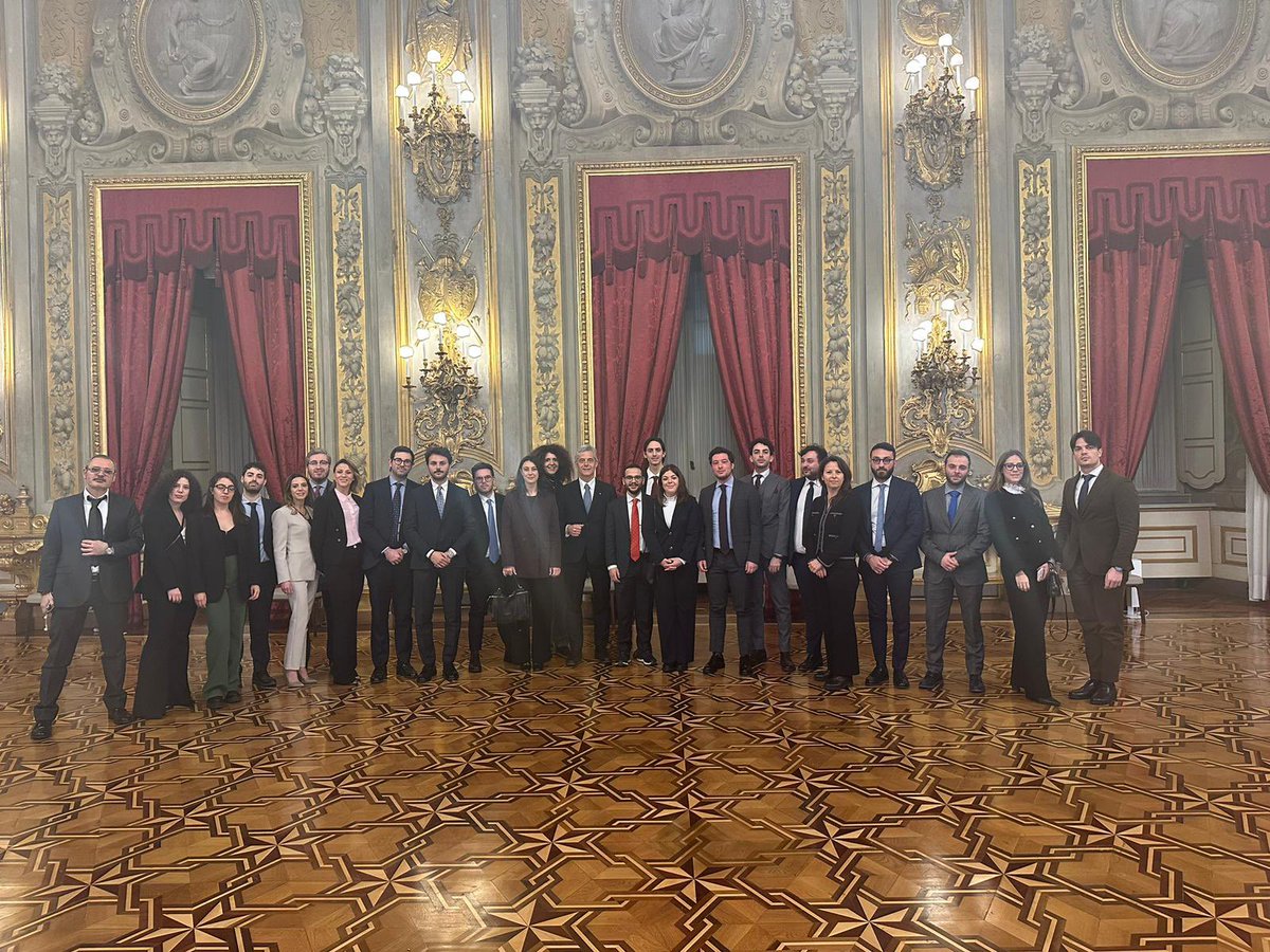 FFDelzio's tweet photo. Al #Quirinale con gli allievi #MasterLobby. Con la gioia e l'orgoglio di poter offrire loro un'esperienza "da insider" nel Palazzo più importante della Repubblica, grazie alla straordinaria disponibilità e competenza del nostro prof. Simone Guerrini. Un asset unico @LuissBusiness https://t.co/hsRGXmor8c