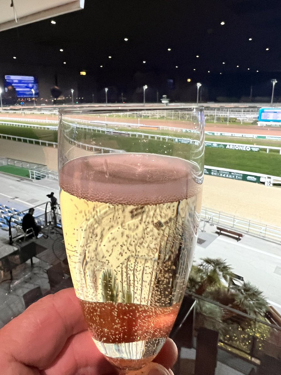 Tchintchin #cagnes #CotedAzurFrance <a href="/VisitCotedazur/">Côte d'Azur France</a> <a href="/cagnesinfo/">cagnes-sur-mer.info</a> <a href="/cagnestourisme/">cagnessurmer</a> <a href="/hippocotdazur/">Hippodrome de Cagnes-sur-Mer 🏇</a>