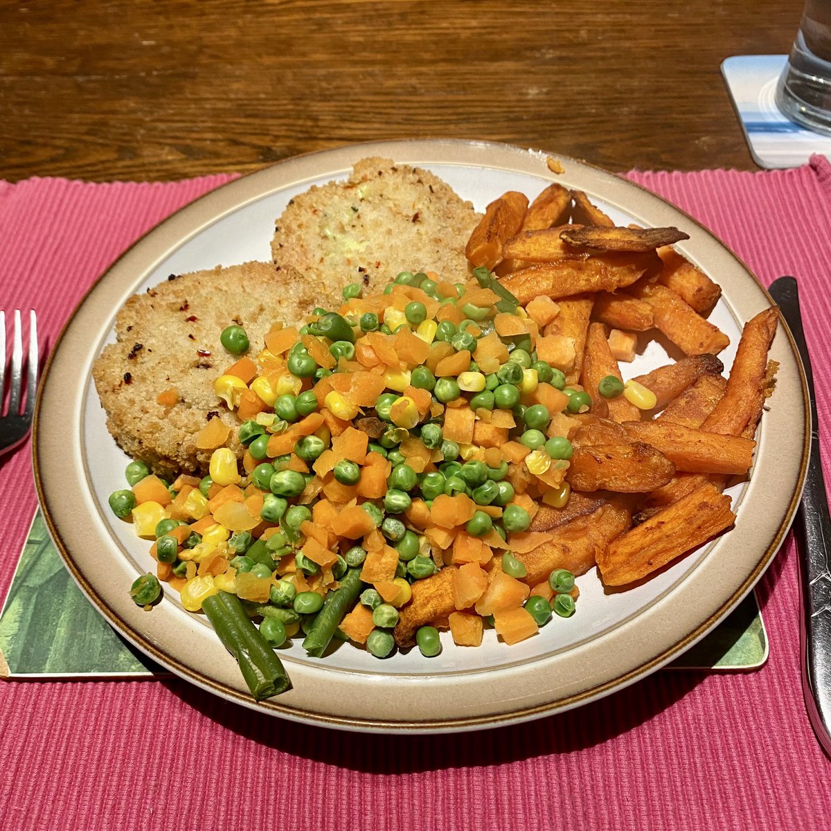 LyndaCMarshall's tweet image. #vegetarian #cookingforone. I hope that i’m as enthusiastic to cook my dinner next week, when i’m back at work. 😘 xxx