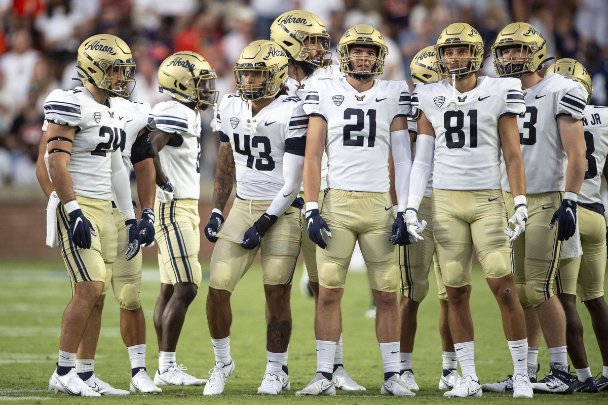 Extremely blessed to receive an offer from the University of Akron!! #gozips <a href="/CCCMaraudersFB/">CCC Marauders Football</a> <a href="/CoachCHarvey/">Chris Harvey</a> <a href="/Nrenna/">Neal Renna</a> <a href="/ZipsFB/">Akron Football</a> <a href="/adamgorney/">Adam Gorney</a> 
<a href="/WestchaseColts/">The Westchase Colts</a> @TeamTampa813
<a href="/DemetricDWarren/">Demetric D. Warren</a> <a href="/josh_newberg/">Josh Newberg</a> 
@WTurner247 <a href="/Andrew_Ivins/">Andrew Ivins</a> <a href="/mfarrellsports/">Mike Farrell</a>