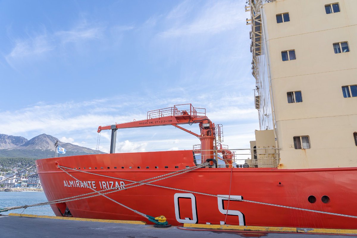 findelmundoar's tweet photo. 🇦🇷El rompehielos ARA “Almirante Irízar” llegó al puerto de Ushuaia, finalizando con la primera etapa de la Campaña Antártica de Verano 2022-2023.
#DefendemosTDF
@MindefArg https://t.co/fghKQY5ZXw