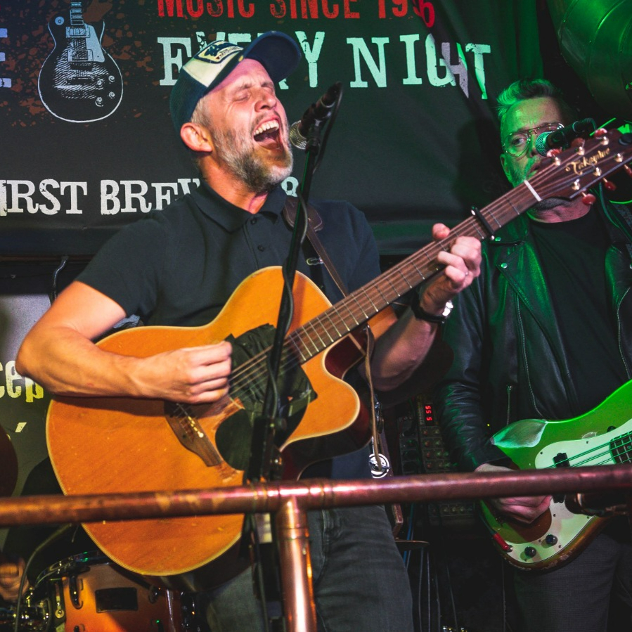 Get ready to rock with us and experience the thrill of live music all weekend 🤘🎸