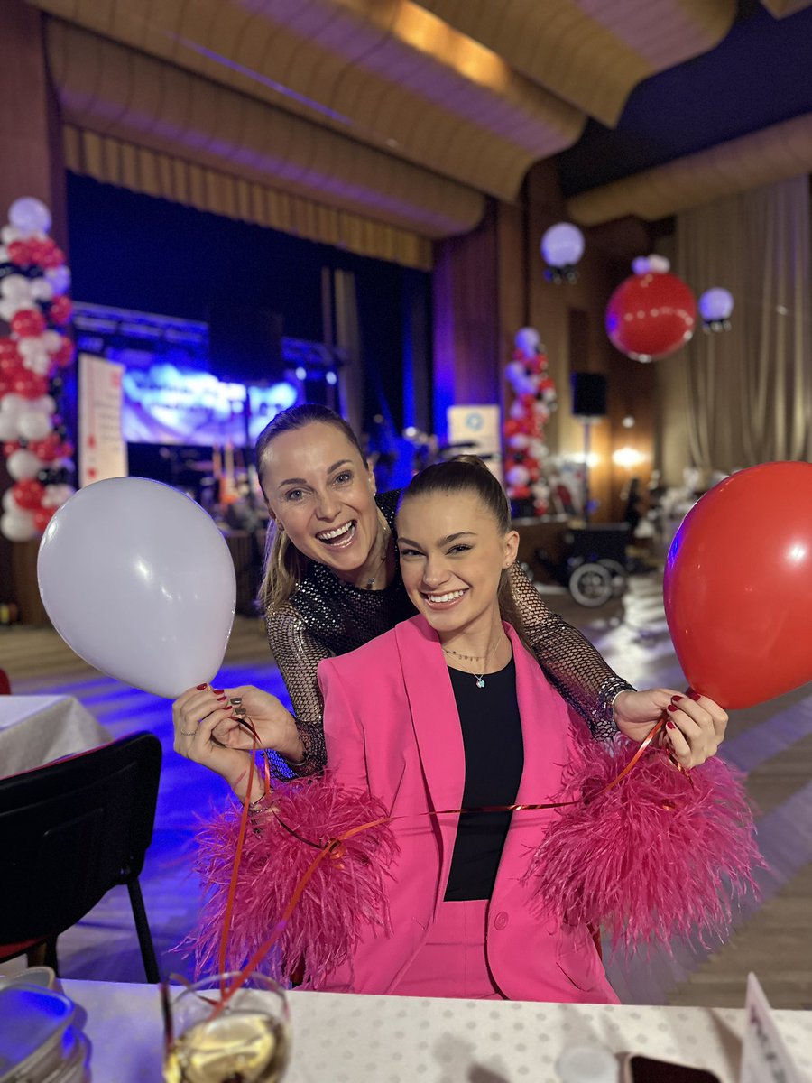 IrmaKanova's tweet photo. Novinářský a mediální ples je letos plný hvězd! Vali Angel🤩😃 @CTK_cz @Ostrava_cz @CzechTV https://t.co/Jkl5zt9YUv