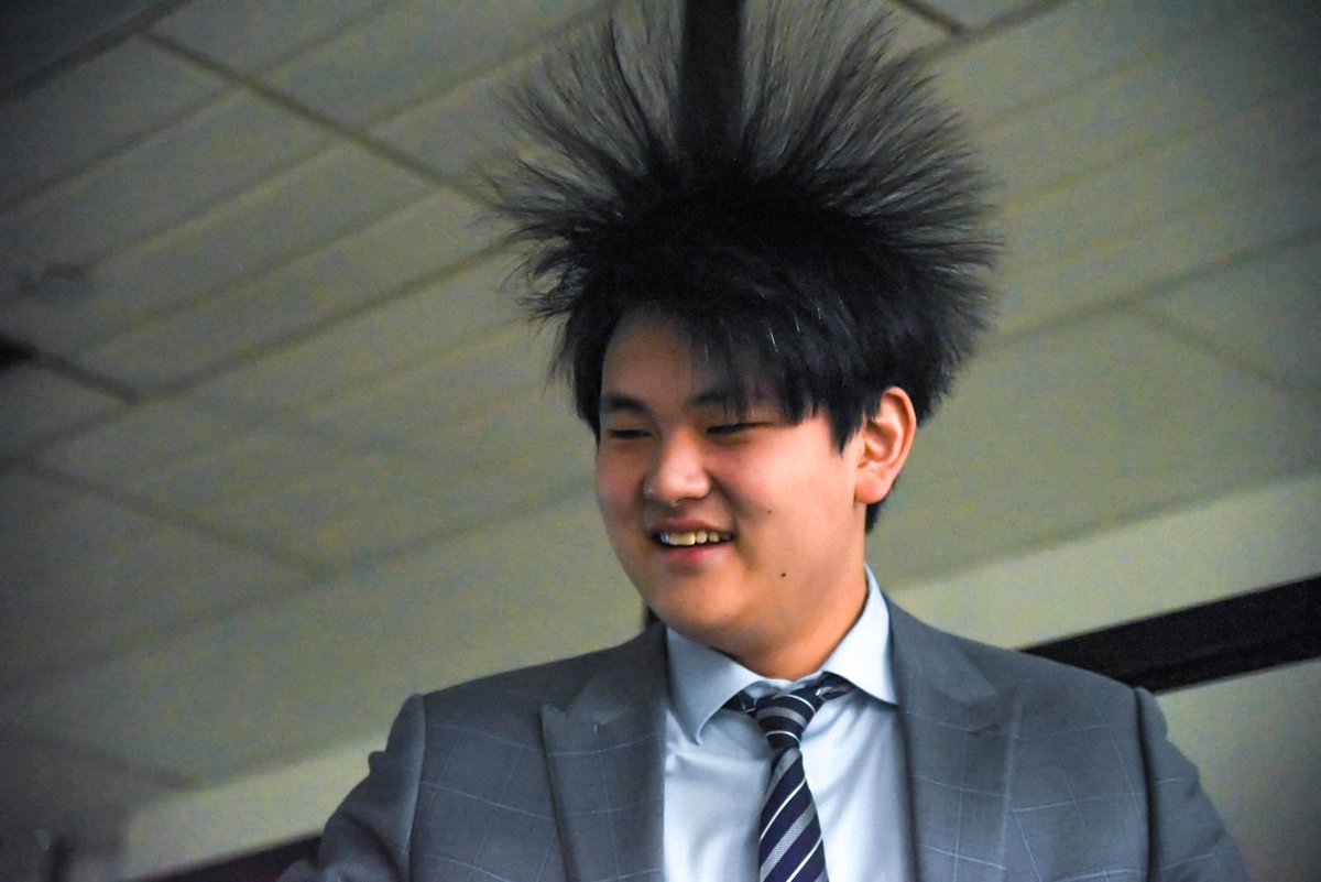 avonoldfarms's tweet photo. We like to remind our students that it's important to stay grounded, especially when dealing with electric currents!
This week, students in Ms. Harrington's physics classes got to experiment with a Van de Graaff generator. #AvonOldFarms #ActiveLearningAtAvon https://t.co/bWPB0RYmCq