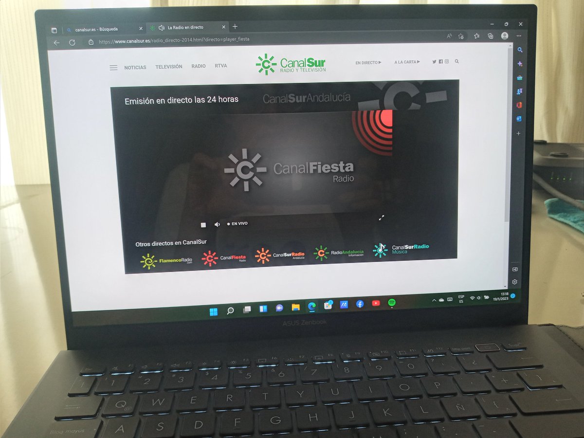 patri_arasitaBA's tweet photo. Buenas tardes mi @ertrivi69 aquí estoy disfrutando #TriviCompany de viernes mientras almuerzo 🥰🥰🥰 @canalfiesta Sí puedes ponme a @antonioaras con #TanPerfecta 😍🎶 https://t.co/4yf5WD597l