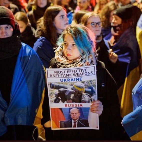 Lithuanian protesters gathering in front of the German Embassy in Vilnius.

The think that Scholz is “Russia’s most effective anti-tank weapon.”

🇱🇹🇺🇦
