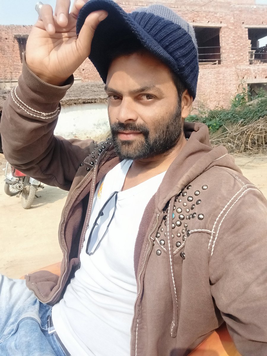PremkumarActor2's tweet photo. देश की शान है देसी लुक #MilexDiorWinter2023 #hamarauttarpradesh #hamarishan #UPFight #modelactor #premkumartiwari #mynewlook https://t.co/ApuwahXZ8m