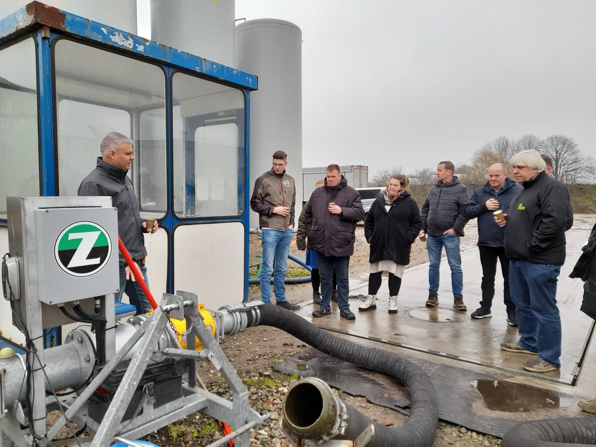 BBBNoordBrabant's tweet photo. In het kader van: "Wa gadde gullie doen of wa hedde gullie gedaan"?  Een bezoek gebracht aan GroeneWoudGas. Het bedrijf van @frankrooi hij heeft een mestvergister. Hier wordt groengas voor 750 huishoudens geproduceerd. #klimaat #stikstof #energie #groengas #15maart2023 https://t.co/mocy55NsgA