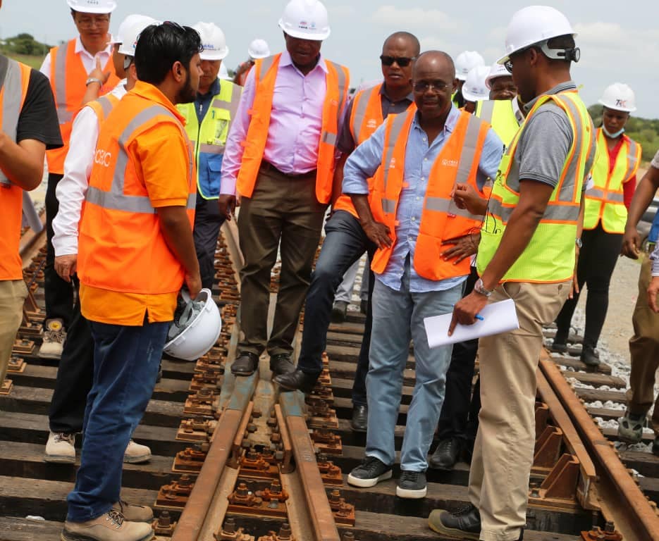 date_africa's tweet photo. 🇹🇿 Tanzania : MINISTER OF CONSTRUCTION AND TRANSPORT satisfied with the speed of construction of the modern SGR railway in the Isaka-Mwanza KM 341 section and asked the residents of the lake region to plan to take advantage of this economic opportunity.
#utdatanzania https://t.co/hhw7YAfQUr