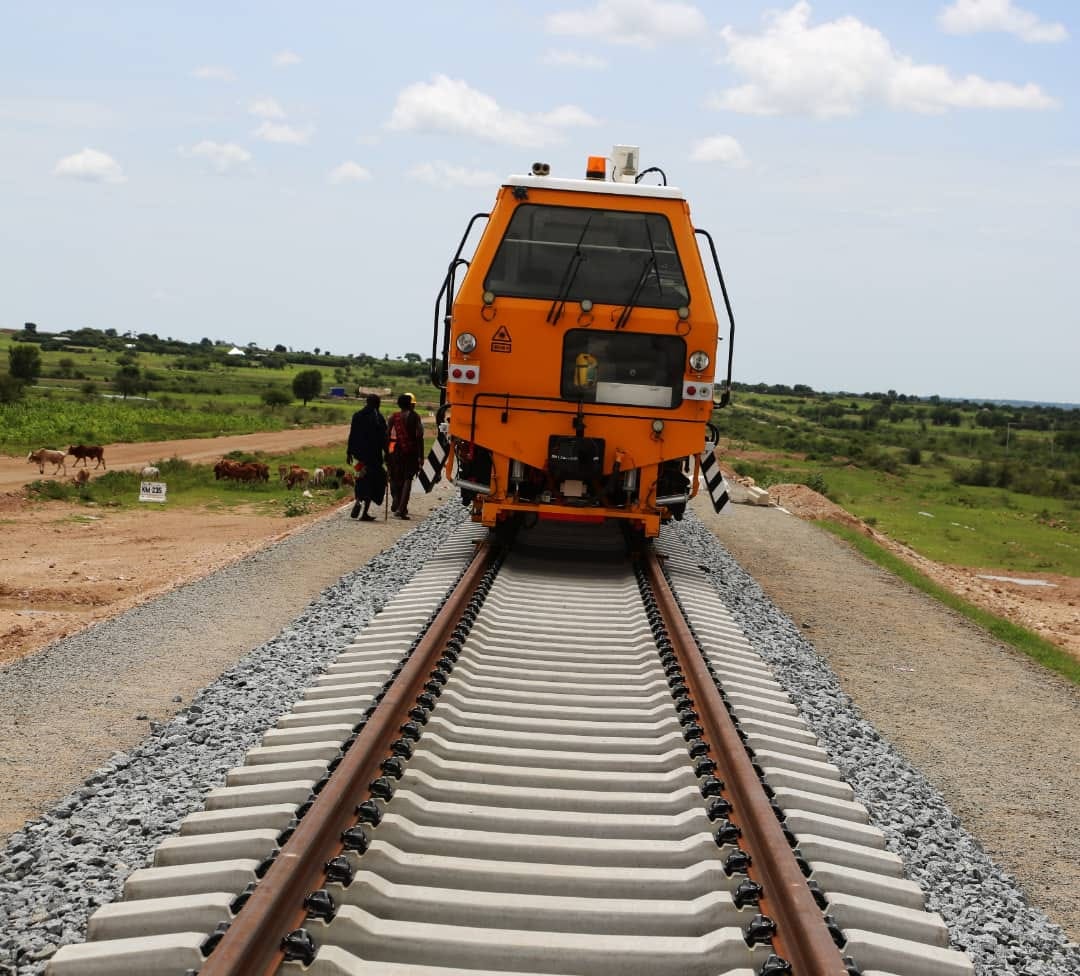 date_africa's tweet photo. 🇹🇿 Tanzania : MINISTER OF CONSTRUCTION AND TRANSPORT satisfied with the speed of construction of the modern SGR railway in the Isaka-Mwanza KM 341 section and asked the residents of the lake region to plan to take advantage of this economic opportunity.
#utdatanzania https://t.co/hhw7YAfQUr