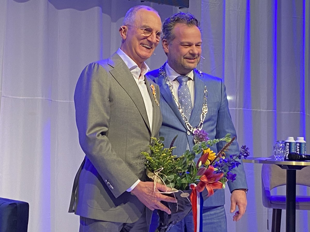 LJ_Visser's tweet photo. Heel mooi en indrukwekkend afscheid van de voorzitter @metaalunie. Mooie woorden aan hem door @voorzittermkbnl en…. onderscheiden: “officier in de orde van Oranje-Nassau.
Gefeliciteerd Fried! https://t.co/V5mVrJZgUd