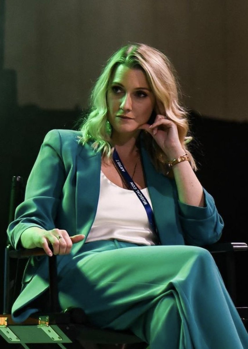 Uhm, I strongly beg to differ! Look at these GODDESSES in suits 😍

🔥 Itziar Ituño <a href="/itziarituno/">Itziar Ituño</a>, 
🔥 Amanda Abbington @CHIMPSINSOCKS, 
🔥 Alice Fearn <a href="/alice_fearn/">Alice Fearn</a>