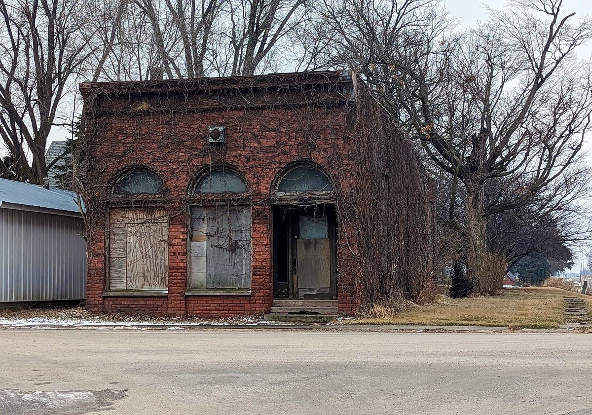 bk_moore's tweet image. When I see a building like this, I immediately want to buy it and renovate it. So much potential.