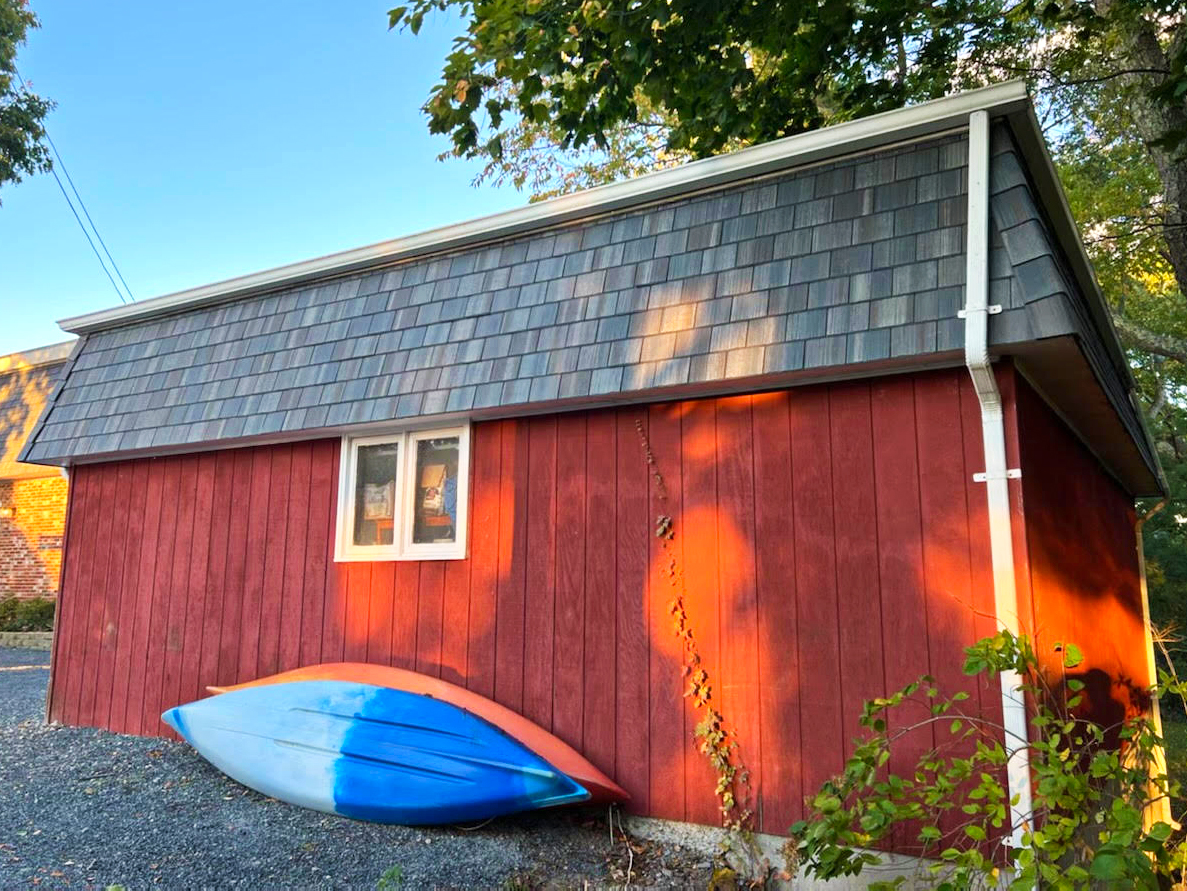fwaveroofing's tweet photo. F Wave looks great on sheds too!! This Lakeshore Gray install was completed by Rinaldi Brothers in Portsmouth, Rhode Island.
#fwave #fwaveroofing #reroof #handsplit #woodshake https://t.co/IRsW0QGInO