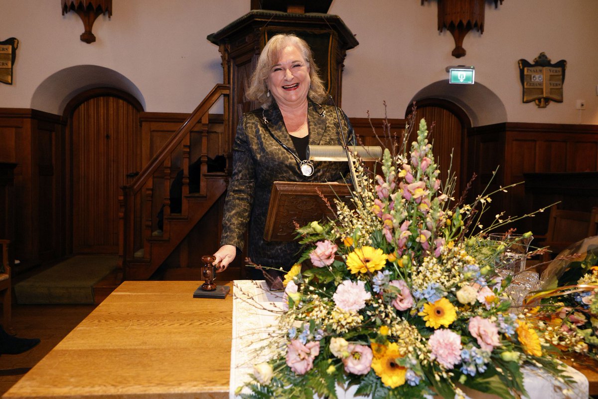 Gem_Blaricum's tweet photo. Vanmiddag nam Joan de Zwart-Bloch officieel afscheid als burgemeester van Blaricum. Vanwege haar tomeloze inzet voor Blaricum, ontving zij namens het college en de raad de zilveren erepenning. Ze is nu ereburger van Blaricum. https://t.co/OwNnqnDMVP