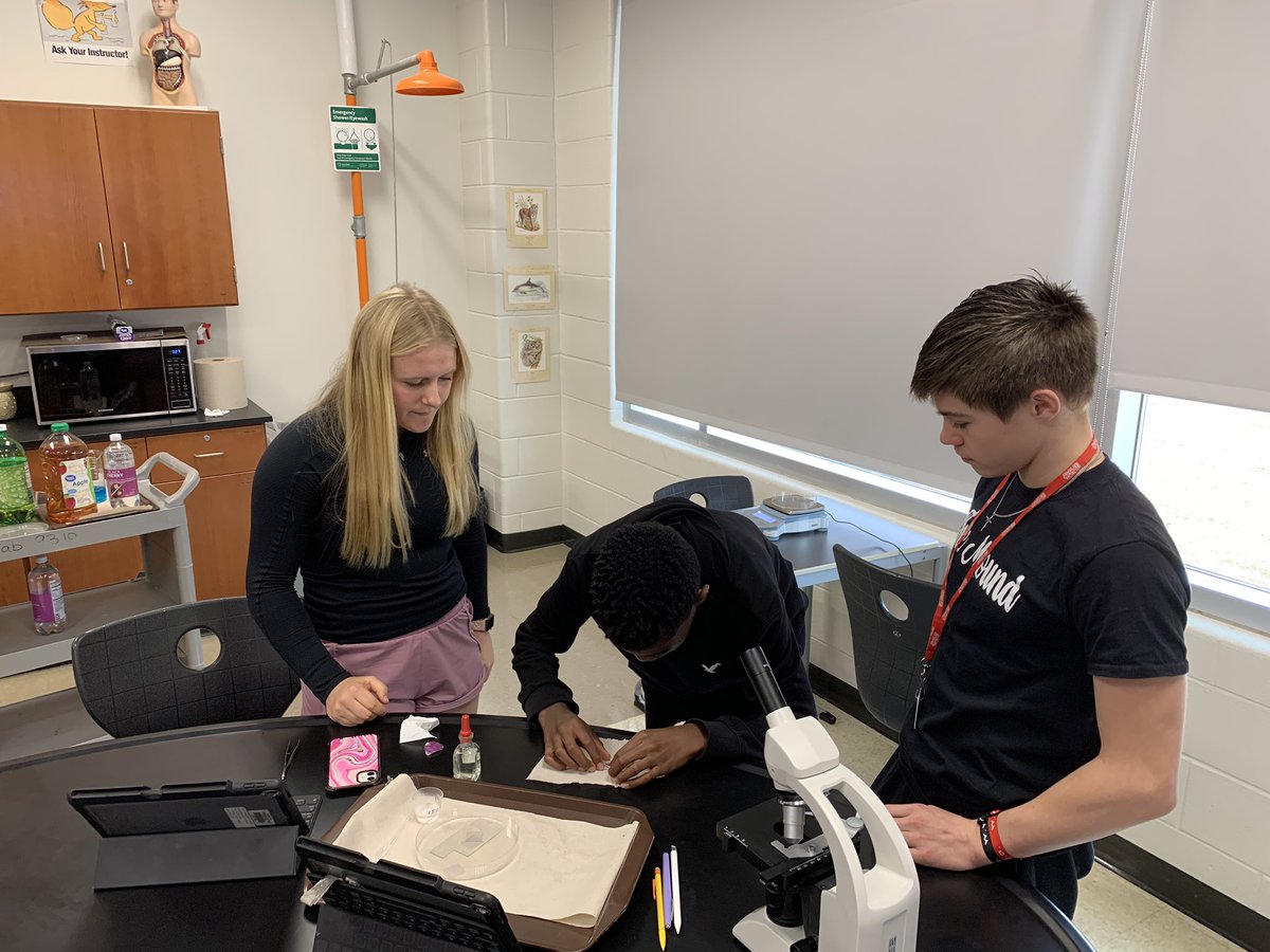 MHS9th's tweet photo. Mrs. Durvasula’s bio class is learning about the movement of molecules across the cell membrane. It’s the onion 🧅 lab! https://t.co/mfJPg1Fk2d
