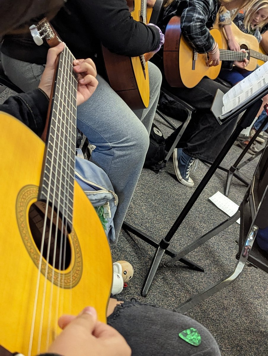 mssitesvida's tweet photo. @CharlieBrolli guitar class! Just one of the many stops on the @VIDASHARKS  tour taken by @VistaAVPA 5th graders! We loved having you on campus today! Hope to see you next school year at VIDA!! #weareVIDA #VIDAOhana https://t.co/HEe2fzYFAv