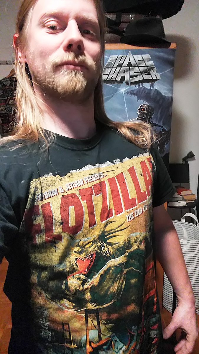Domaniac42's tweet photo. Kurz vor #dnd noch schnell #Bandshirtfriday. Ich liebe dieses Shirt einfach so sehr. #Flotzilla #flotztilldeath #needshirtbandshirt https://t.co/XdNYzxMCqZ