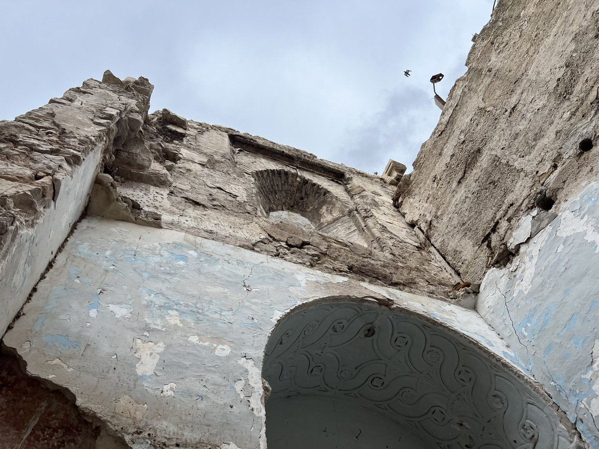 AytoJaen's tweet photo. Las ruinas de la Iglesia de #SanMiguel nos sigue regalando espectaculares hallazgos que son #historia de nuestro #Jaén

Sacamos a la luz arcos apuntados y ménsulas labradas del siglo XIV y XV sobre las que descansaban las bóvedas del templo 

⬇️⬇️ https://t.co/3RBpy5VEU6