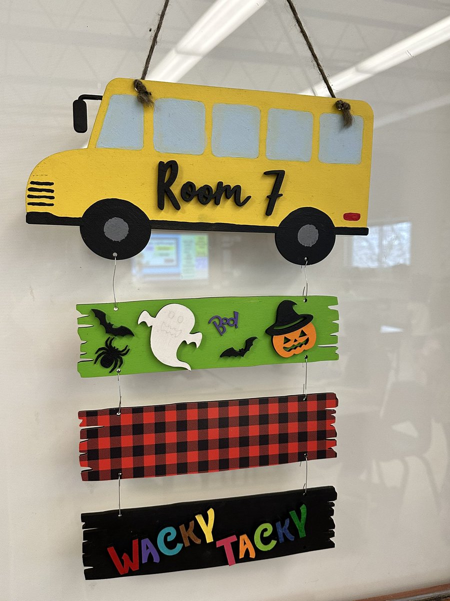 It’s Wacky Tacky day <a href="/CentralRCDSB/">Central Public School - RCDSB</a>  Love the spirit in room 7! They have earned 3 spirit bars for their bus so far this year - the most of all classes! #RCDSB #schoolspirit