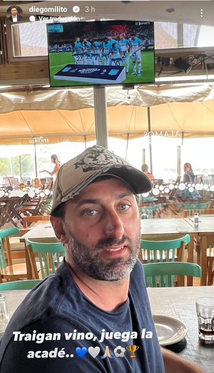 BarLaAcademia's tweet photo. 'El Principe' Milito festejó el nuevo título de #Racing 
¡SALUD CAMPEONES! 💙🤍💙 https://t.co/N5aEotr7vD