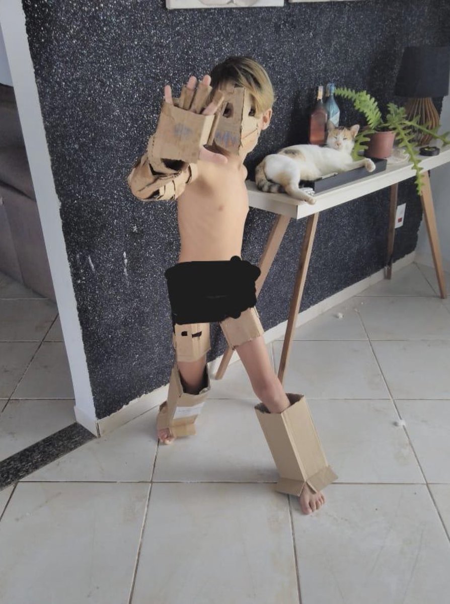 nayanezani's tweet photo. Antonio em uma tarde sem poder acessar celular etc fez uma armadura de papelão. 
 Ou seja, vou diminuir as telas ao máximo. https://t.co/on2JLAvpdI