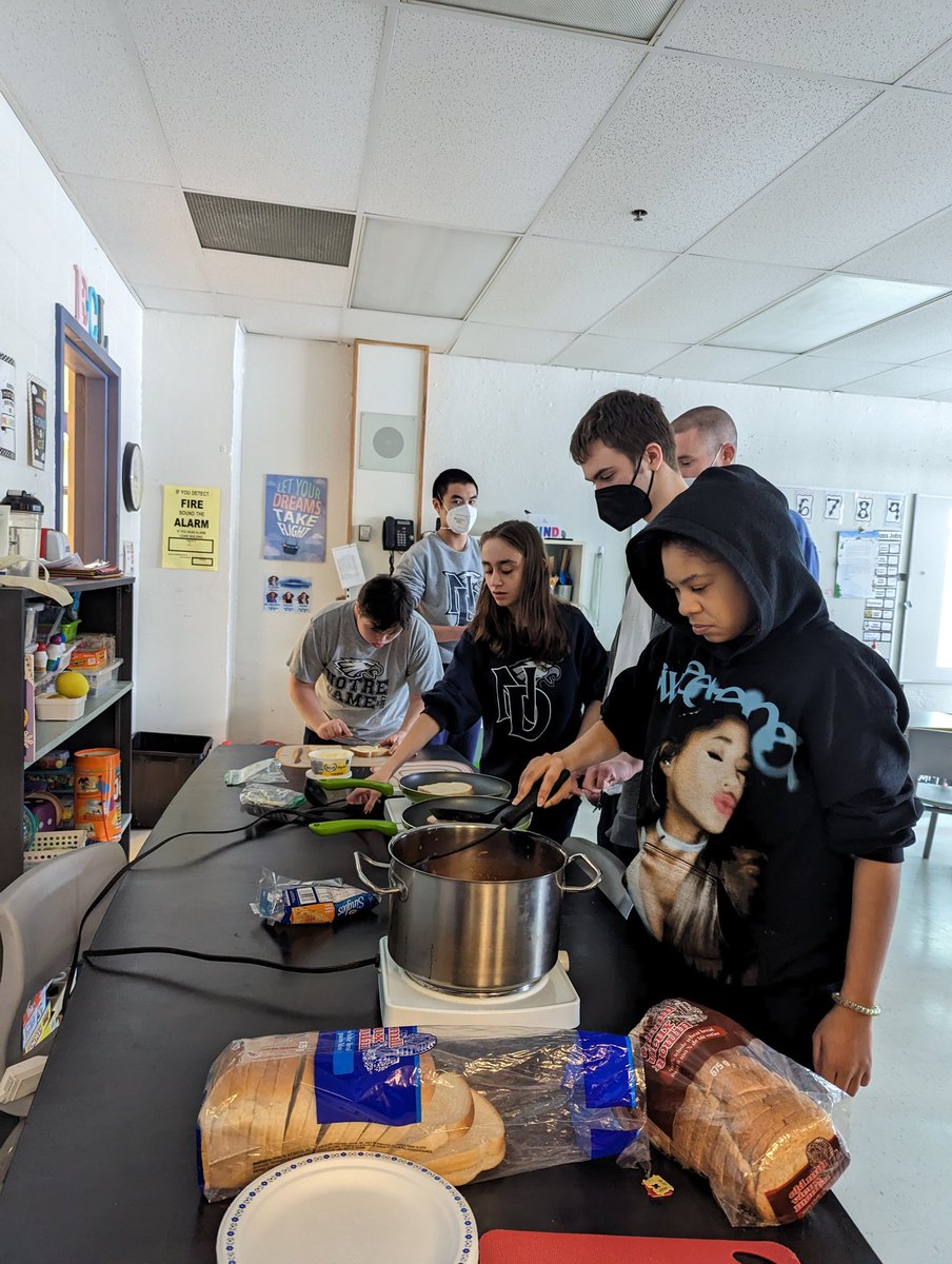 MsBJones12's tweet photo. Yesterday students made grilled cheese and tomato soup for lunch! The consensus: delicious! @NotreDameOCSB @OCSBSpecEd https://t.co/wsx1xNDt4H