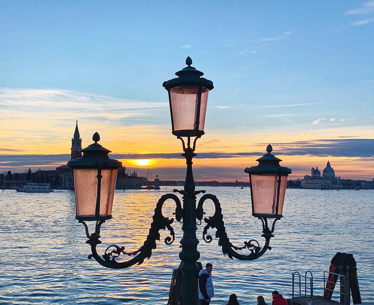 RT @antichitaghetto: The perfect sunset to wish you all a nice weekend 🌅🦁❤️

#venise #venecia #venedig #venice #veneziaperimmagini #veneziaunica #veneziadavivere #veneziacityitaly #venezia_cartoline #veneziaautentica #venezia #sunset #tramonto #sunse…