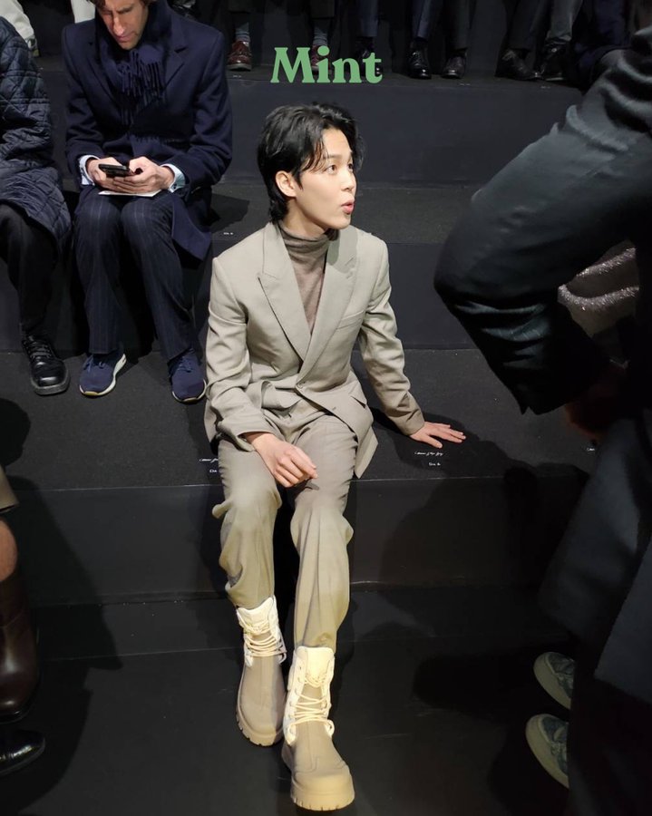 kiss_seven7's tweet photo. 👤: ¿Puedo sentarme aquí?
🐥: Lo siento, este es el asiento de Hobi hyung https://t.co/374BVAteRp