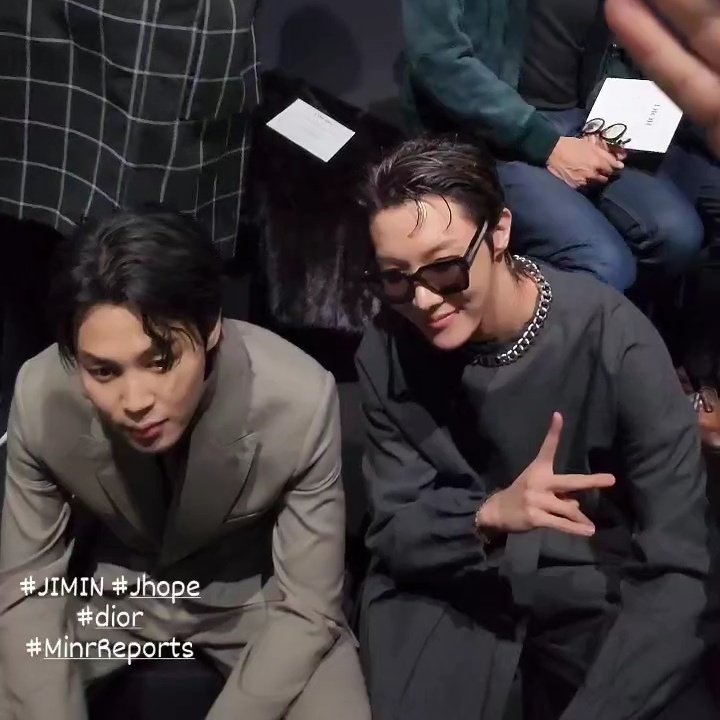 kiss_seven7's tweet photo. 👤: ¿Puedo sentarme aquí?
🐥: Lo siento, este es el asiento de Hobi hyung https://t.co/374BVAteRp
