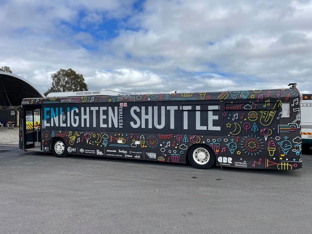 Skyttelbuss for Enlighten Festival i Canberra foliert med Hexis Take Heat Easy Digital Print Media #THE190EVO og Blank Laminatfolie #PC190G2. #hexisaustralia #hexisgraphics #digitalprint #buswraps #wrapped #wrapping #carwrap #carwrapping #vehiclewrap buff.ly/3Ti14Ps