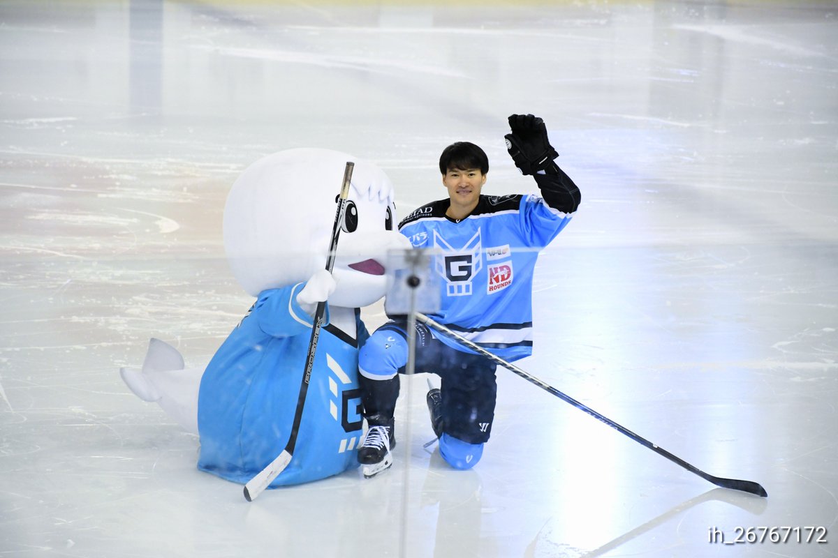 ih_26767172's tweet image. 蓑島選手とグルーガも仲良くおててふりふり☺️
  #アイスホッケーヒーローズ2
 #アジアリーグアイスホッケー
 #横浜グリッツ
 #グルーガ